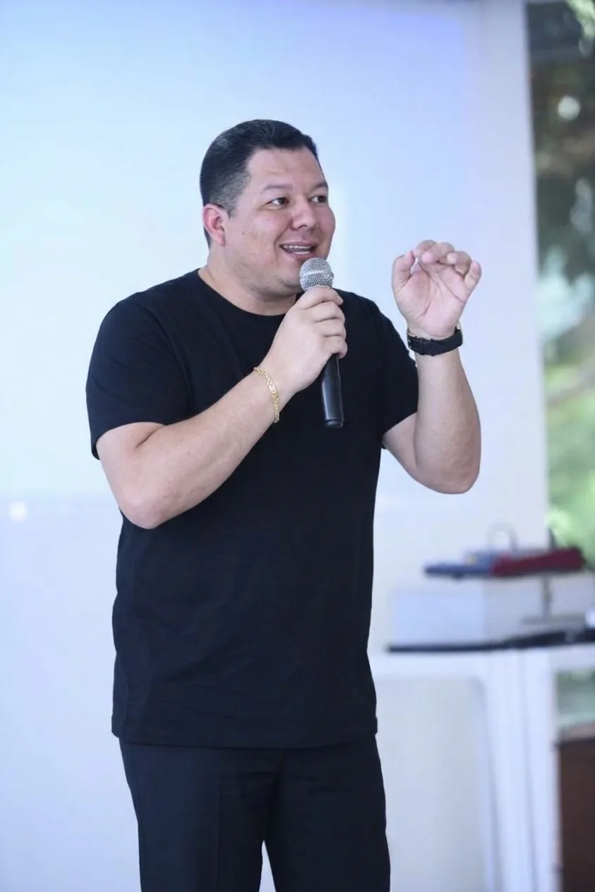 Wendell Souza falando ao microfone durante um encontro de formação