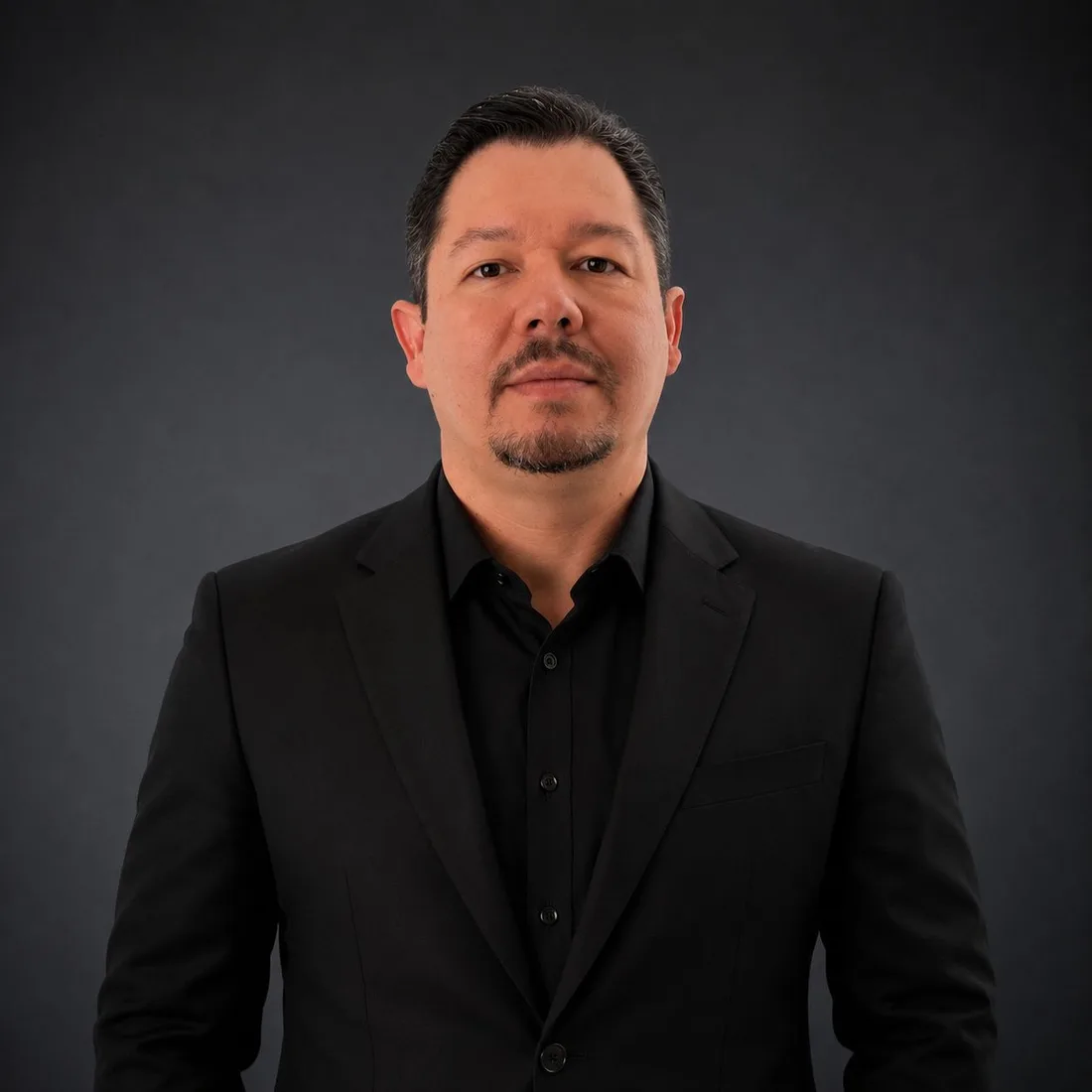 Retrato de Wendell Souza, fundador da PWK Capital, de terno escuro
